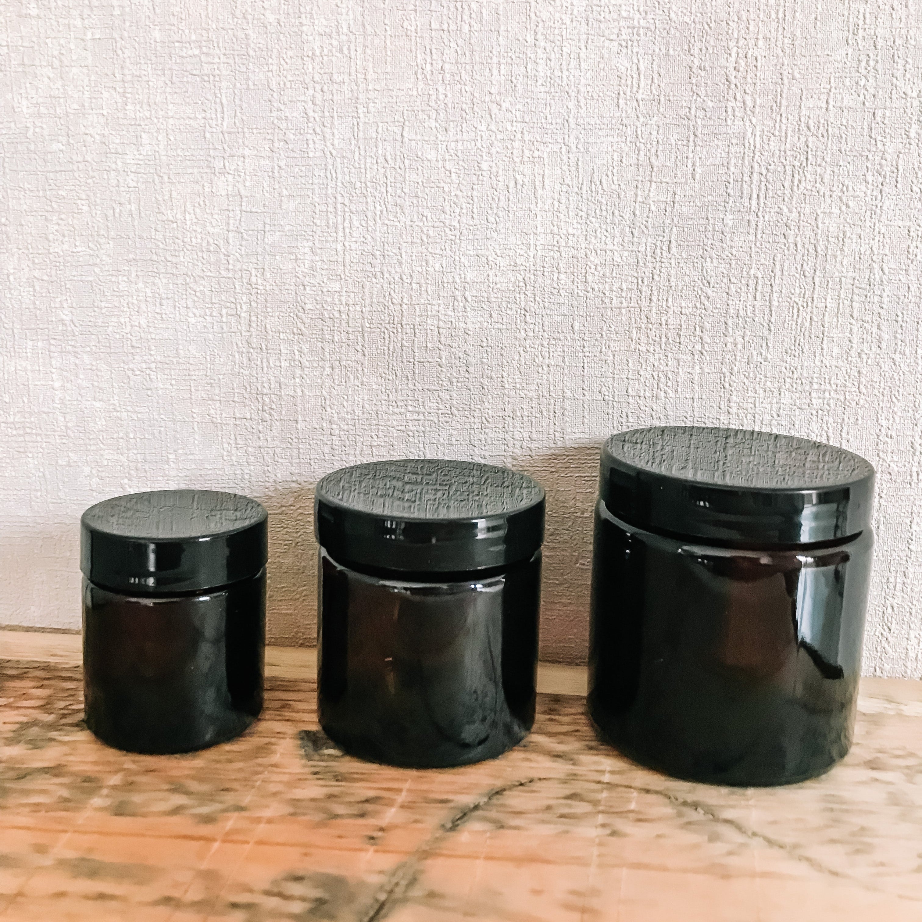 Bruine glazen crémepotten